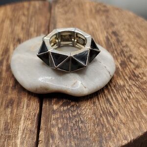 R744‎ spike Gothic stretch ring